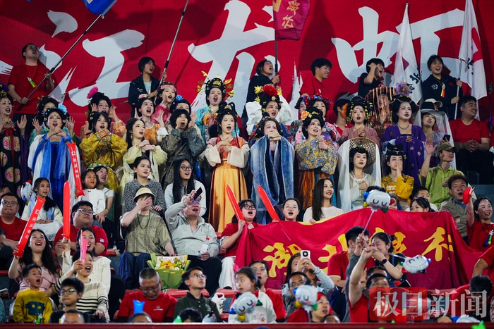 世界杯官方下载-潜江赛场内外皆精彩:来看一场球,爱上一座城|楚超|体育场|潜江中学体育场|足球联赛|揭幕战_新浪体育_新浪新闻